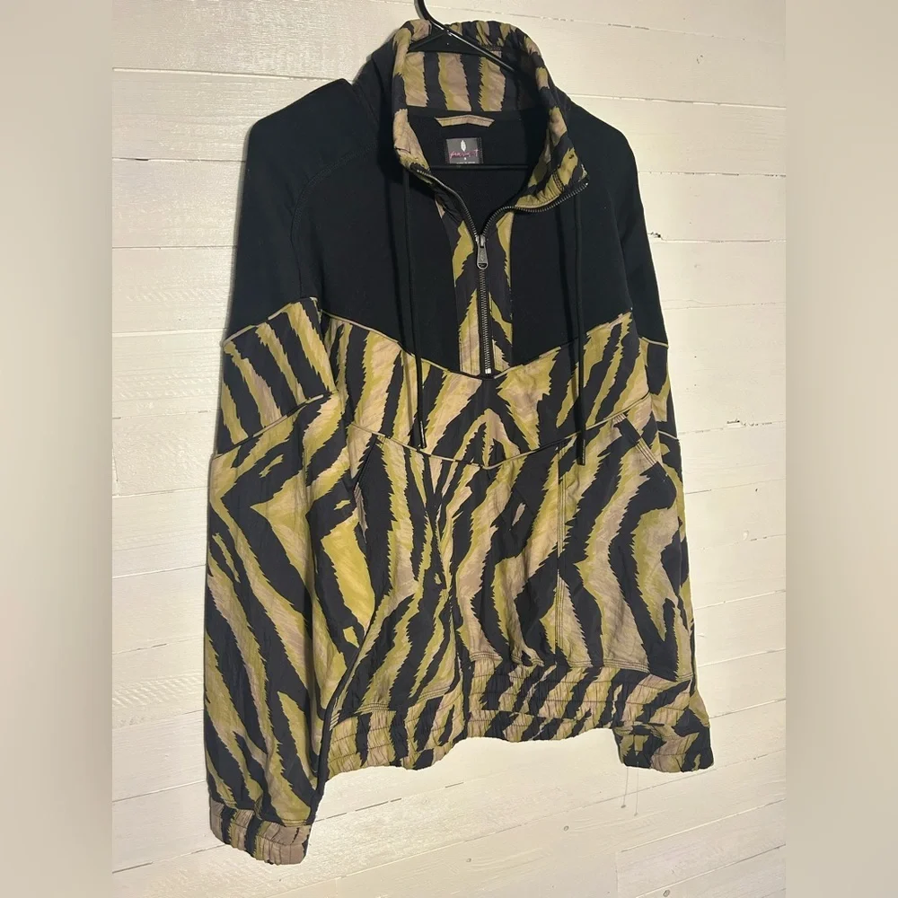 FP Movement Walk the Line pullover, women’s size Small. Olive/black.